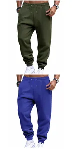 Vista dettagliata dei pantaloni sportivi da uomo nei colori verde oliva e blu reale.