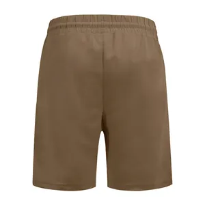 Vista posteriore di pantaloncini sportivi marroni ad asciugatura rapida con elastico