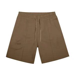 Dettaglio dei pantaloncini sportivi da uomo marroni ad asciugatura rapida con tasche.