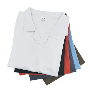 Detailansicht eines ordentlichen Stapels schnell trocknender Herren-Poloshirts in Farben
