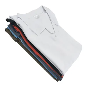 Stapel von schnell trocknenden Slim-Fit-Poloshirts für Herren in verschiedenen Farben