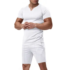 Dettaglio del completo da uomo con t-shirt bianca con scollo a V e pantaloncini abbinati