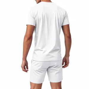 Vista posteriore di un set sportivo da uomo con maglietta bianca e pantaloncini corti