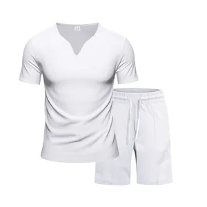 Completo da uomo in jersey bianco con scollo a V manica corta e pantaloncini ad asciugatura rapida
