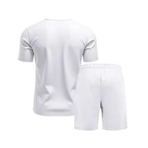 Vista posteriore dettagliata del set sportivo bianco da uomo con t-shirt e pantaloncini estivi
