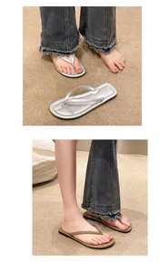 Detailansicht minimalistischer Flip-Flop-Sandalen für Damen in Silber und Khaki.