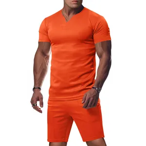 Conjunto de dos piezas de verano para hombre en naranja con camiseta de cuello en V y short
