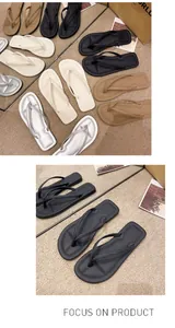 Nahaufnahme minimalistischer flacher Flip-Flops mit eckiger Spitze in verschiedenen Farben