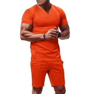 Completo sportivo estivo arancione da uomo con maglietta con scollo a V e pantaloncini