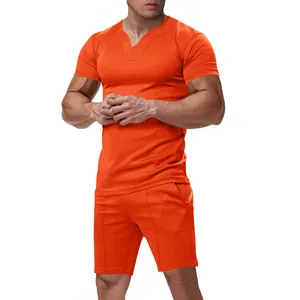 Vista completa di un completo sportivo da uomo con t-shirt arancione a V e pantaloncini.