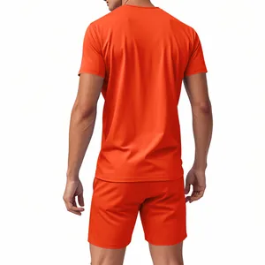 Vista posteriore di un set sportivo da uomo arancione con t-shirt e pantaloncini