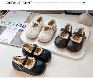 Detalle de zapatos de cuero para niña con encaje y punta dividida en tres colores.