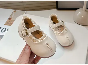 Primer plano de zapatos Mary Jane para bebé en crema con encaje y tabi