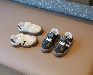 Hochwertige atmungsaktive Kinderschuhe in Weiß und Schwarz mit rutschfesten Gummisohlen