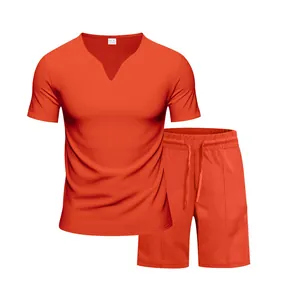 Completo uomo arancione con scollo a V, maglia a maniche corte e pantaloncini estivi