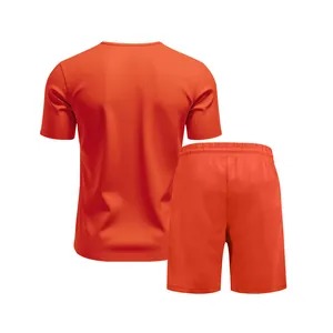 Vista posteriore del set sportivo maglietta e pantaloncini arancione per l'uomo