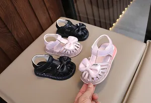 Leuchtende Sommersandalen für Kleinkinder mit niedlichen Schleifen in Schwarz und Rosa