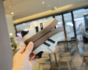Nahaufnahme von weißen GAT-Sneakern für Kinder mit Gummisohle und Klettverschluss