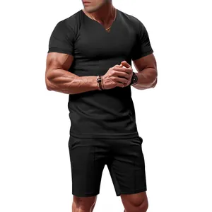 Dettaglio del set t-shirt con scollo a V e pantaloncini neri da uomo ad asciugatura rapida