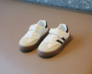 Klassische Kinder-Sneaker im Bundeswehr-Stil in Creme mit schwarzen Streifen und Gummisohle