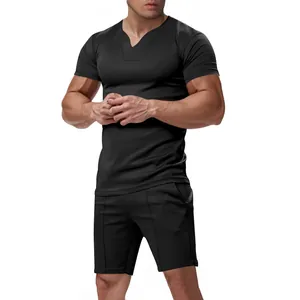 Completo uomo t-shirt nera con scollo a V e pantaloncini per fitness estivo