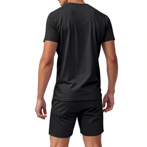 Vista posteriore del completo sportivo nero da uomo con t-shirt e pantaloncini traspiranti.