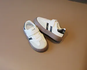Detailansicht von atmungsaktiven rutschfesten Kindersneakern mit brauner Gummisohle.