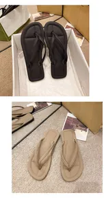 Modische flache Flip-Flops mit gestepptem Fußbett und Riemen in Schwarz und Beige