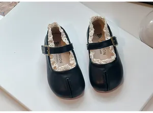 Elegantes zapatos de cuero negro para niñas con punta dividida y encaje blanco