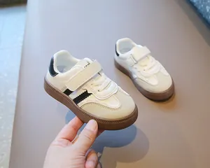 Detailansicht von atmungsaktiven Kinder-Sneakern in Weiß mit Klettverschluss