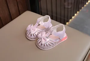 Detailansicht der rosa Baby-Leuchtsandalen mit niedlicher Schleife und Klettverschluss