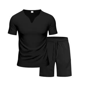 Completo sportivo da uomo nero con t-shirt con scollo a V e pantaloncini ad asciugatura