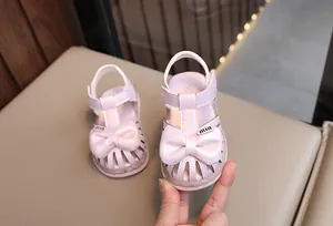 Nahaufnahme von rosa Prinzessin Babyschuhen für Mädchen mit Schleife und LED-Leuchtsohle