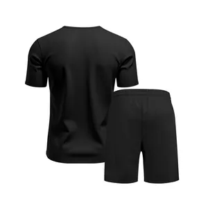 Vista posteriore dettagliata del set t-shirt scollo a V e pantaloncini neri sport