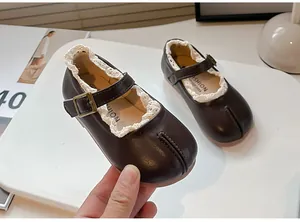 Vista detallada de zapatos Mary Jane marrón oscuro para niña con punta tabi y encaje