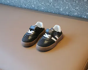Seitenansicht von schwarzen atmungsaktiven Kindersneakern mit weißen Streifen
