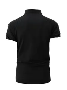 Dettaglio posteriore di una polo nera da uomo con spalle pieghettate e zip