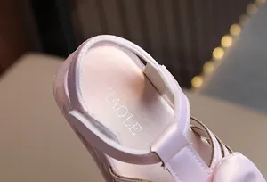 Nahaufnahme einer rosa Kleinkinder-Prinzessin-Sandale mit weicher bequemer Innensohle