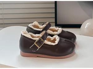 Detalle de zapatos Mary Jane marrones para niña con punta Tabi y encaje.