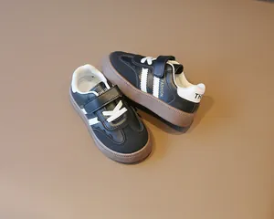 Detailansicht stilvoller schwarz-weißer Kinder-Retro-Sneaker mit praktischem Klettverschluss
