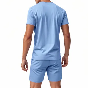 Vista posteriore del set sportivo da uomo azzurro traspirante con t-shirt e shorts