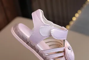 Detailansicht einer rosa Kleinkindsandale für Mädchen mit Klettverschluss und LED-Sohle