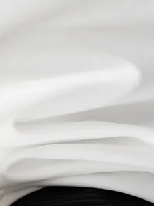 Primo piano della trama del tessuto bianco traspirante per polo sportiva da uomo.