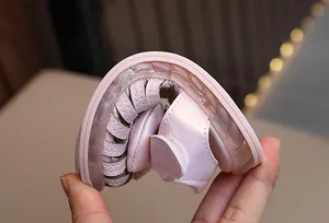 Detail der flexiblen rosa Babysandale für Mädchen mit weicher Sohle für Kleinkinder