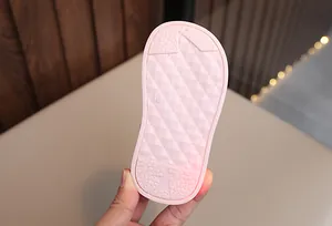Nahaufnahme einer rosa rutschfesten Schuhsohle mit Sternmustern für Kleinkinder-Mädchen.