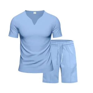 Completo estivo da uomo azzurro con maglia in jersey scollo a V e pantaloncini abbinati