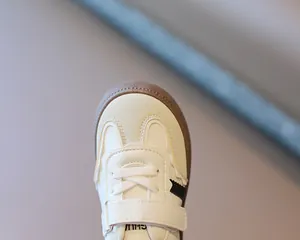 Detailaufnahme der Zehenpartie von atmungsaktiven Kindersneakern mit Gummisohle