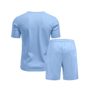 Vista posteriore del set t-shirt a maniche corte e pantaloncini azzurri uomo