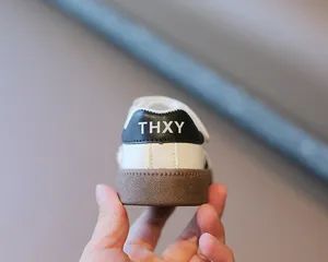 Detailansicht der Rückseite von Kinder-Turnschuhen im deutschen Stil mit THXY-Aufdruck
