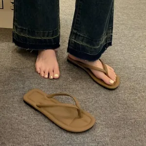 Infradito estive minimaliste kaki da donna con suola piatta per un look casual e comodo all'aperto